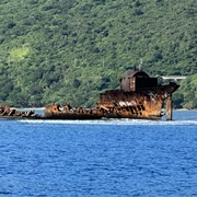 鳩間島・座礁船